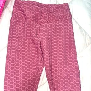 Pink workout leggings with scrunch pattern on the back. Size medium!